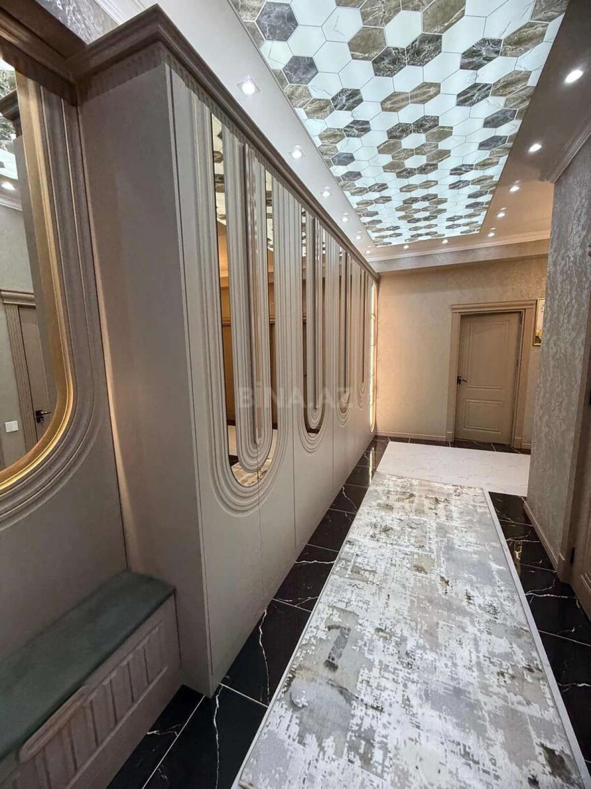 Satılır 3 otaqlı mənzil 130.5 m²