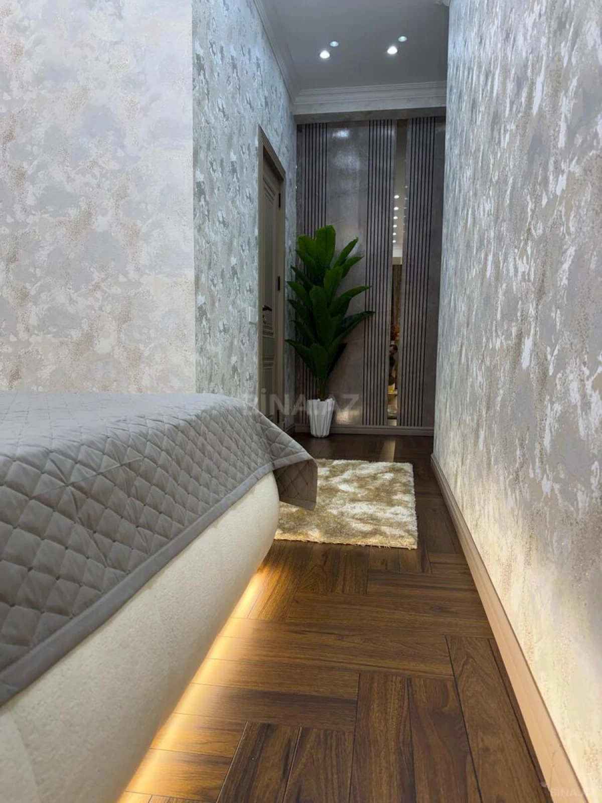 Satılır 3 otaqlı mənzil 130.5 m²