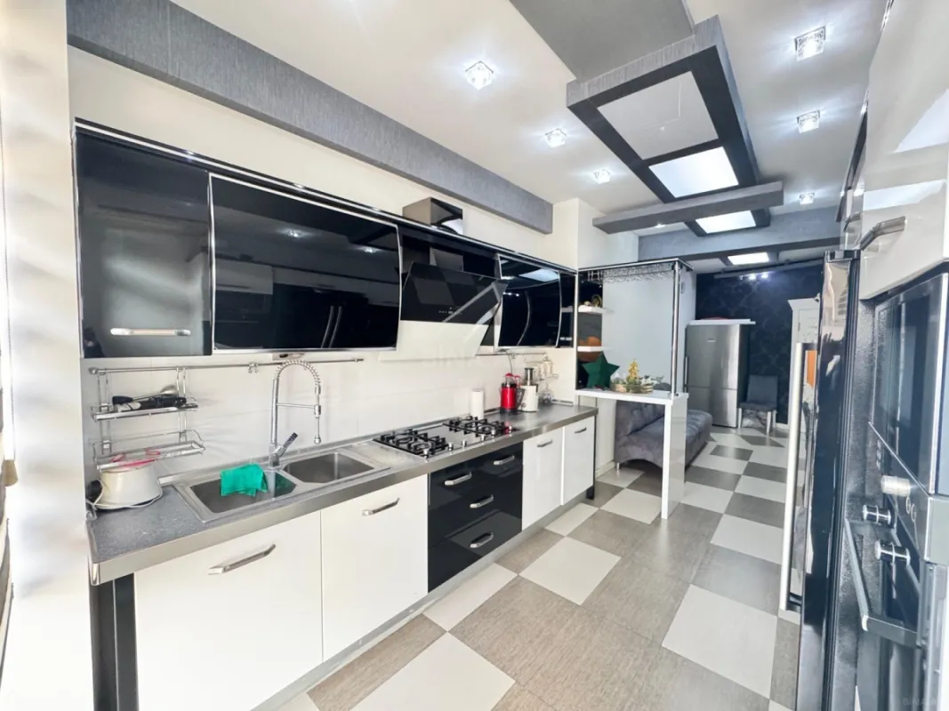 Kirayə verilir 4 otaqlı mənzil 217 m²