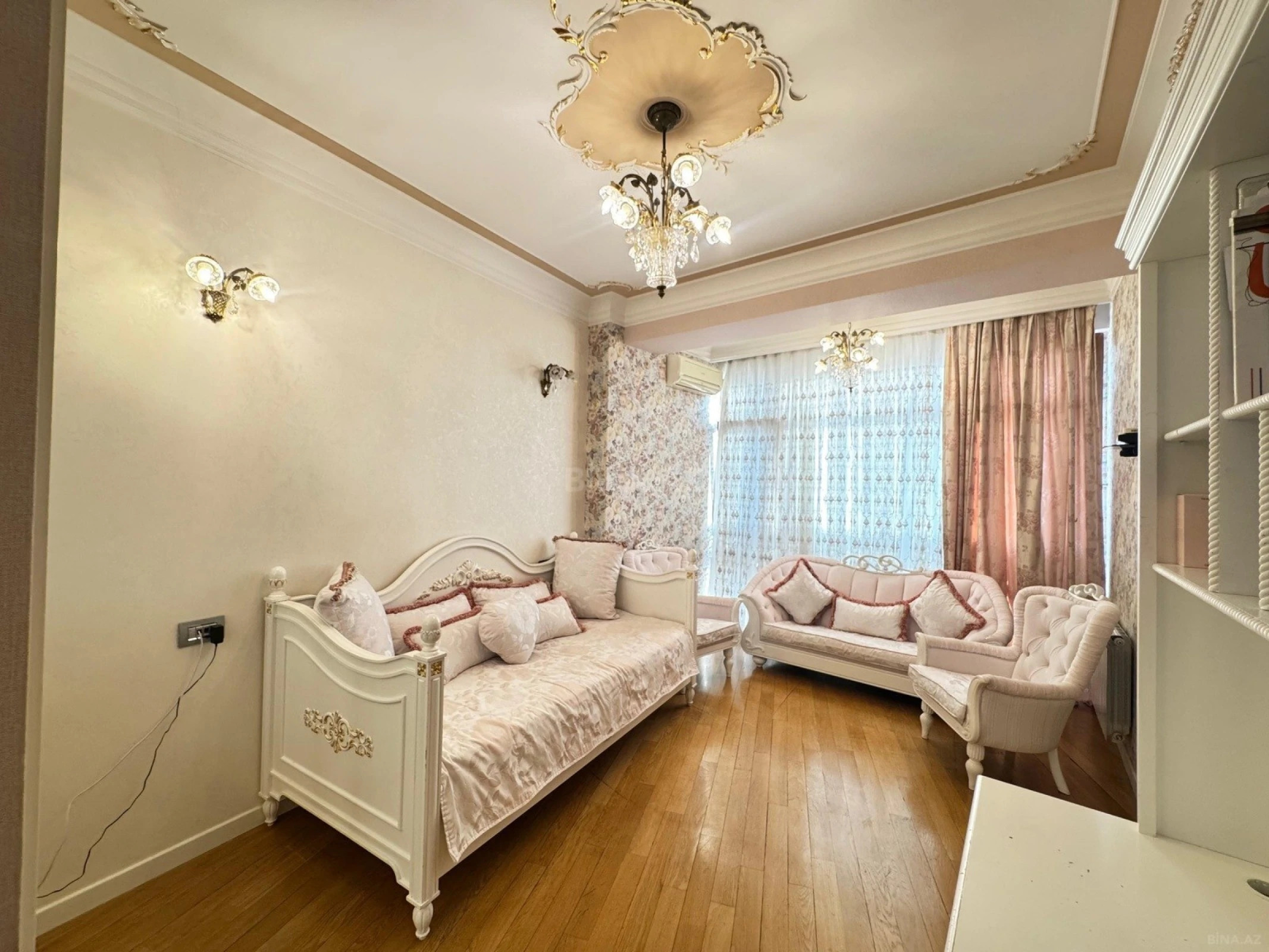 Kirayə verilir 4 otaqlı mənzil 217 m²