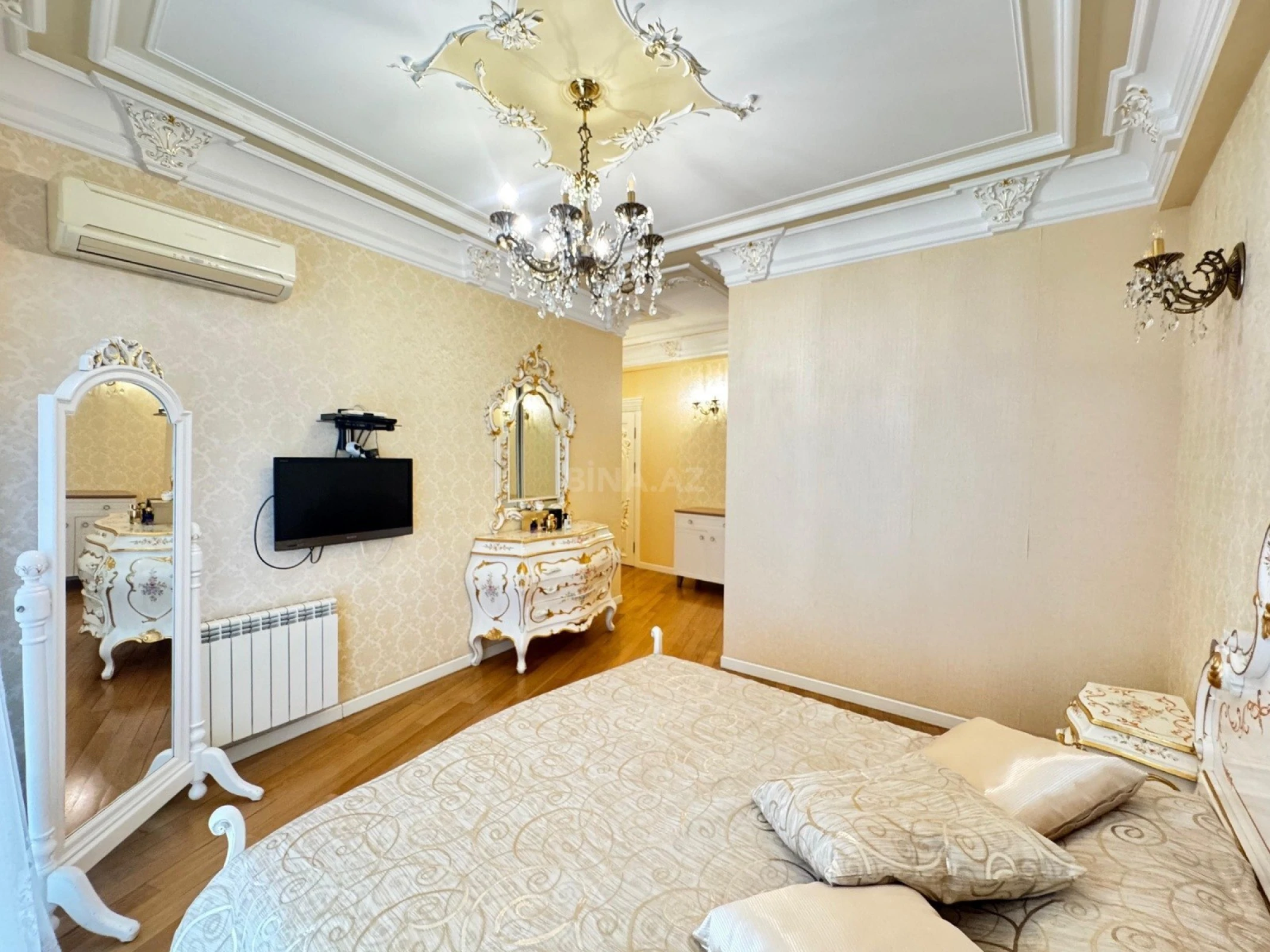 Kirayə verilir 4 otaqlı mənzil 217 m²