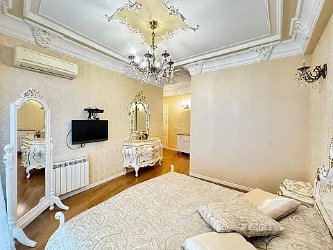 Kirayə verilir 4 otaqlı mənzil 217 m²