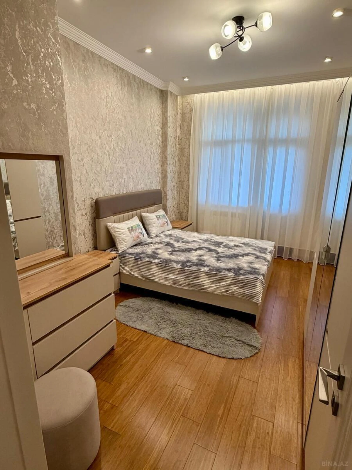 Kirayə verilir 2 otaqlı mənzil 85 m²