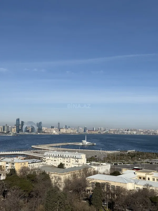 Satılır 3 otaqlı mənzil 178 m²