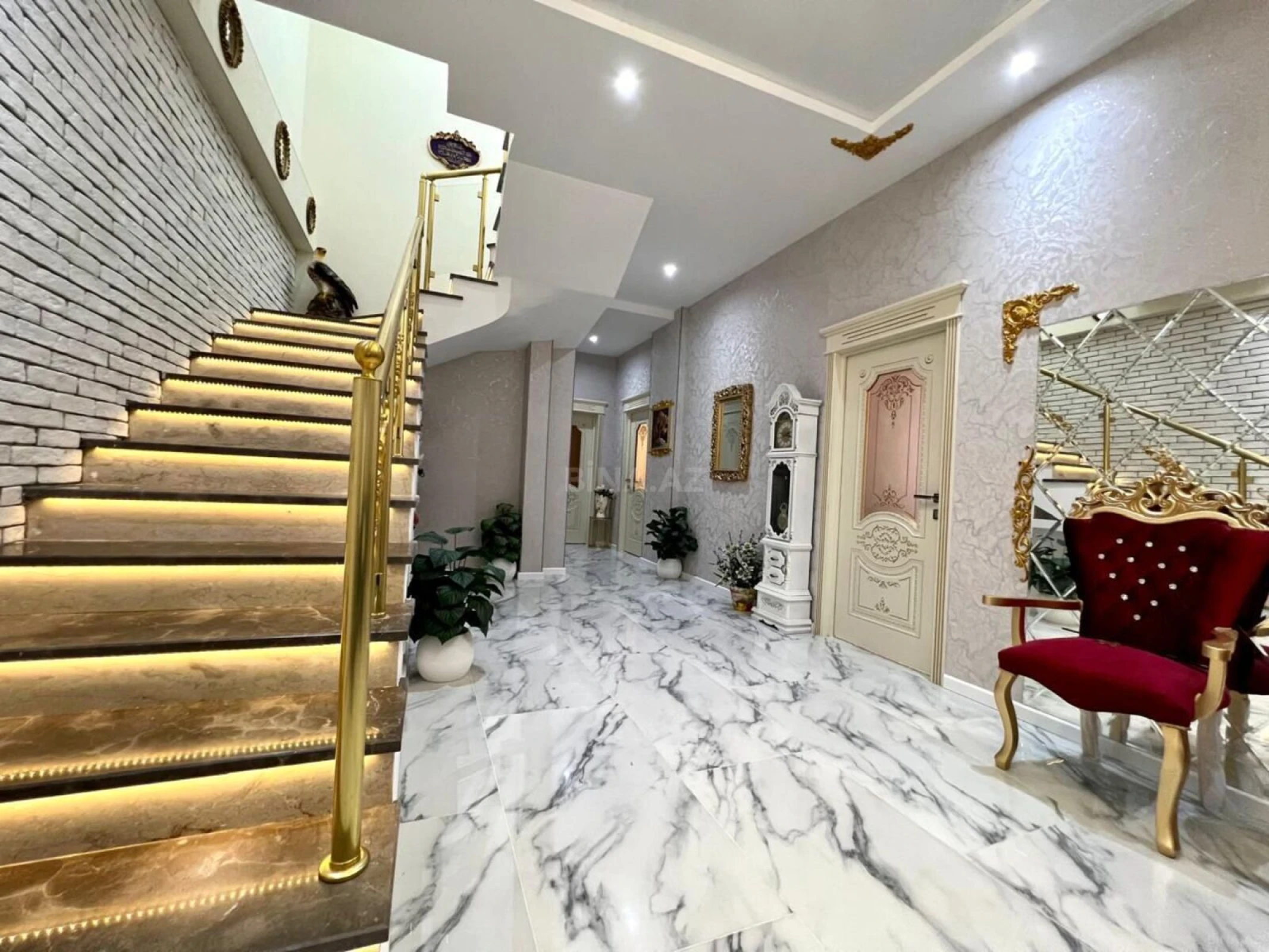 Satılır 5 otaqlı mənzil 505 m²