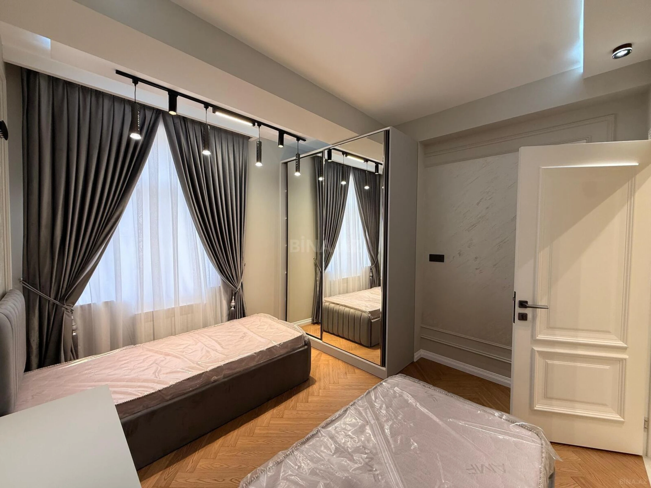 Satılır 4 otaqlı mənzil 140 m²