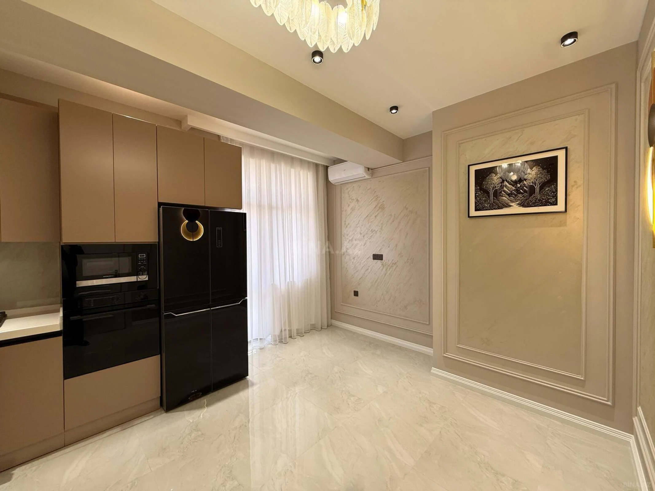 Satılır 4 otaqlı mənzil 140 m²