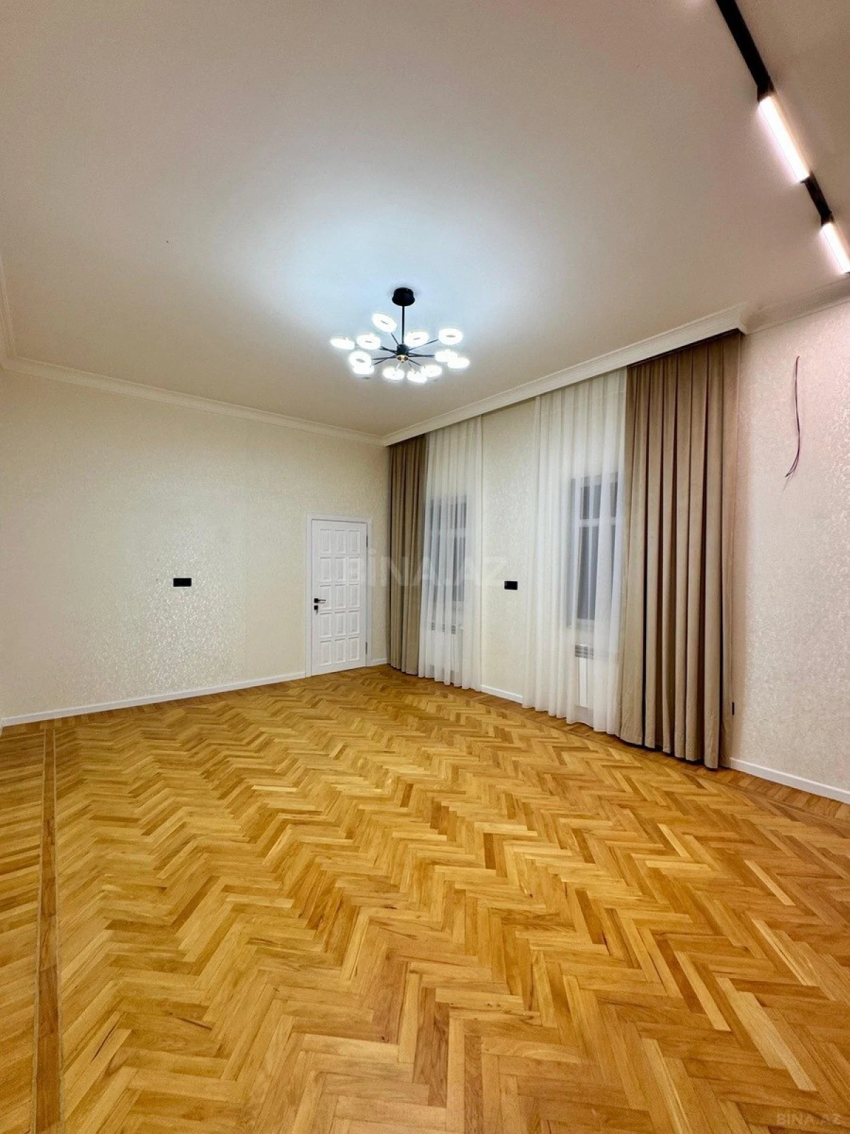 Satılır 5 otaqlı mənzil 140 m²
