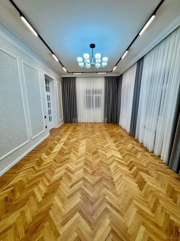 Satılır 5 otaqlı mənzil 140 m²