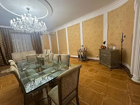 Satılır 4 otaqlı mənzil 200 m²