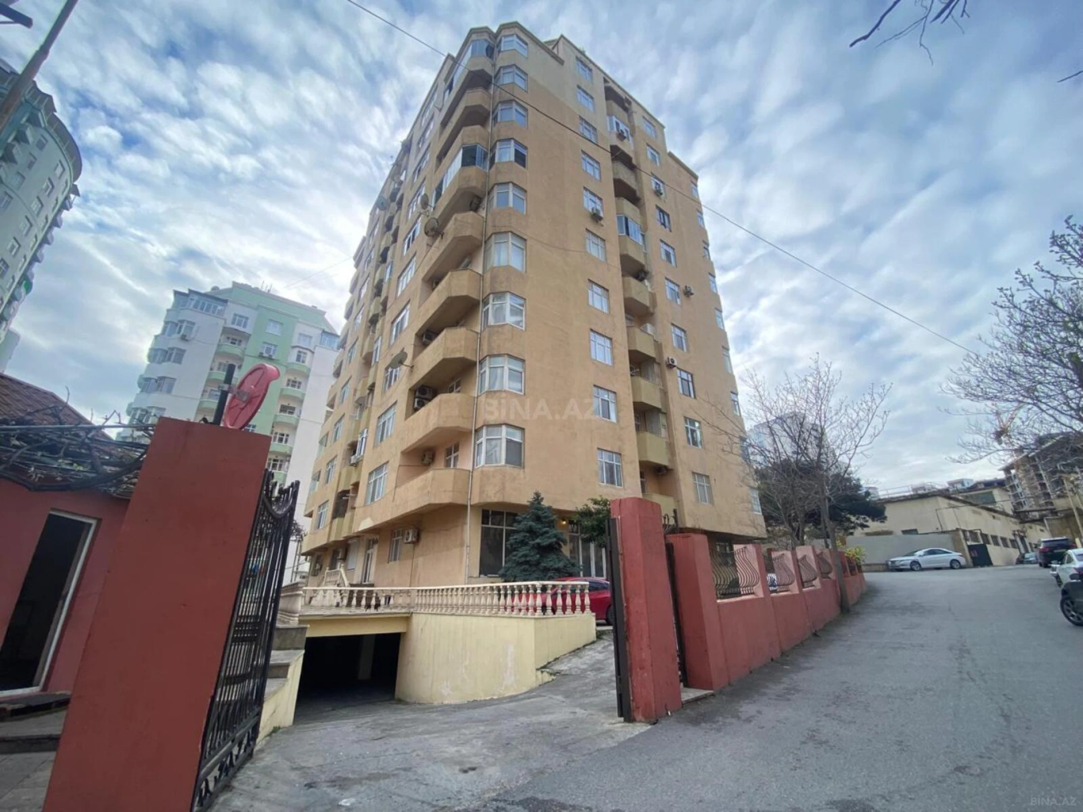 Satılır 4 otaqlı mənzil 200 m²