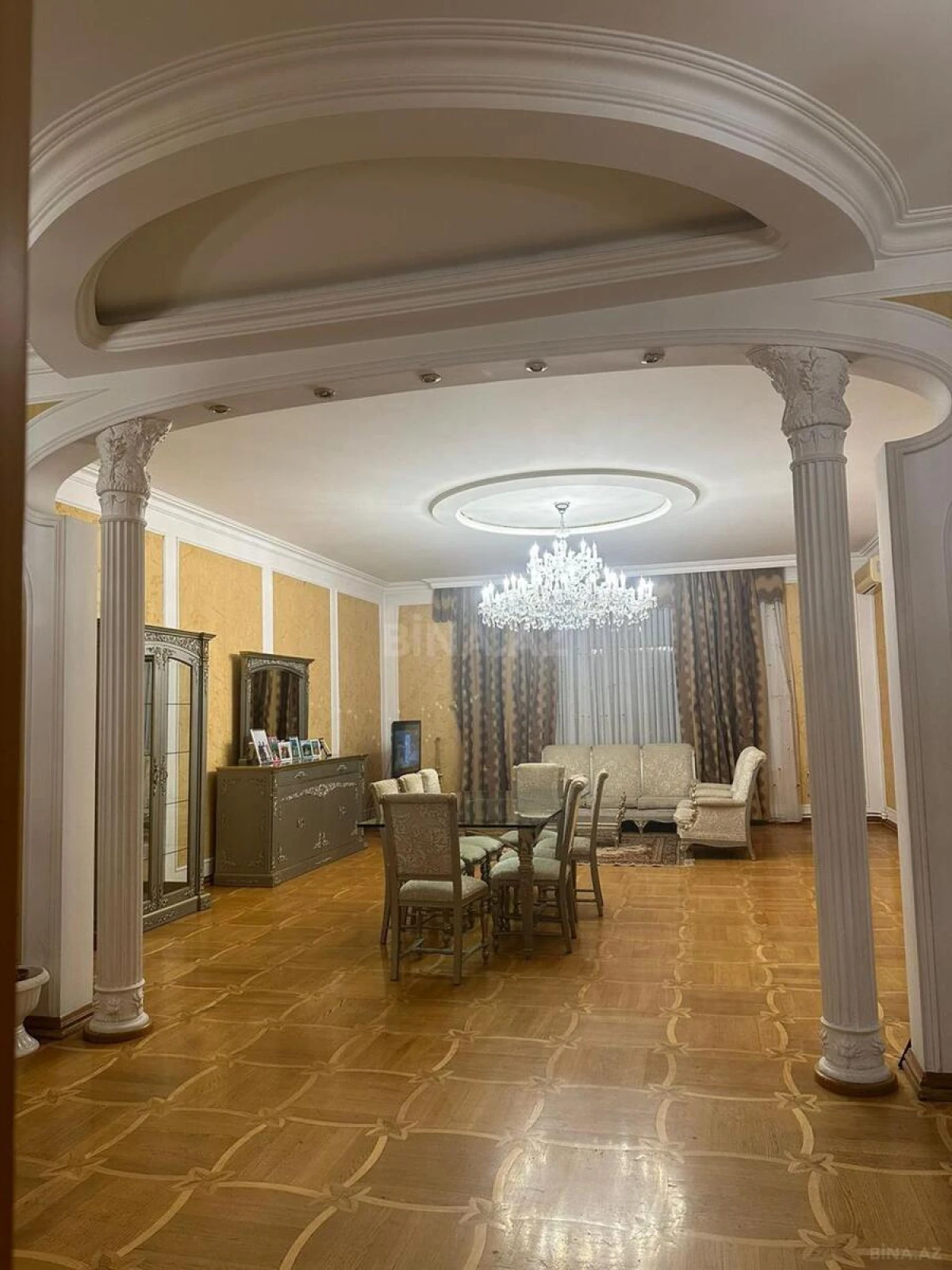 Satılır 4 otaqlı mənzil 200 m²