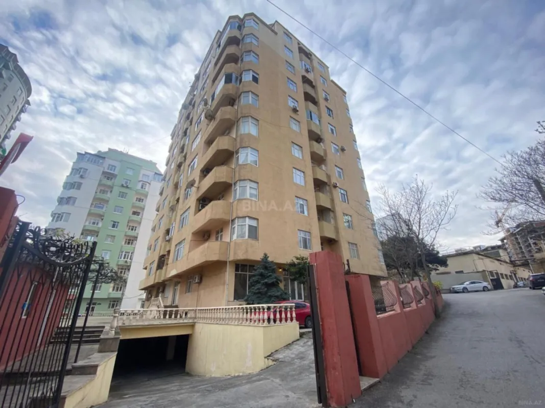 Satılır 4 otaqlı mənzil 200 m²