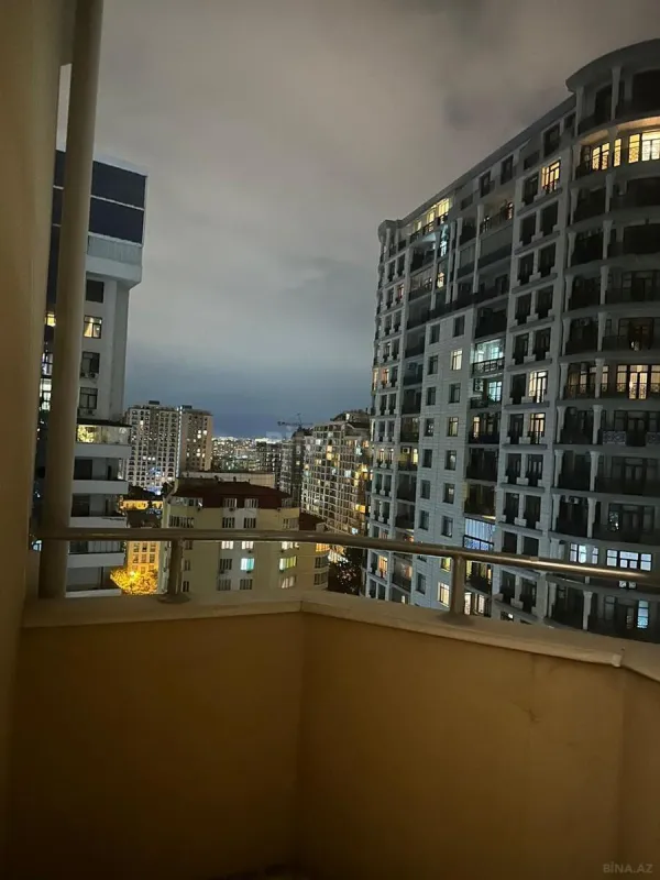 Satılır 4 otaqlı mənzil 200 m²