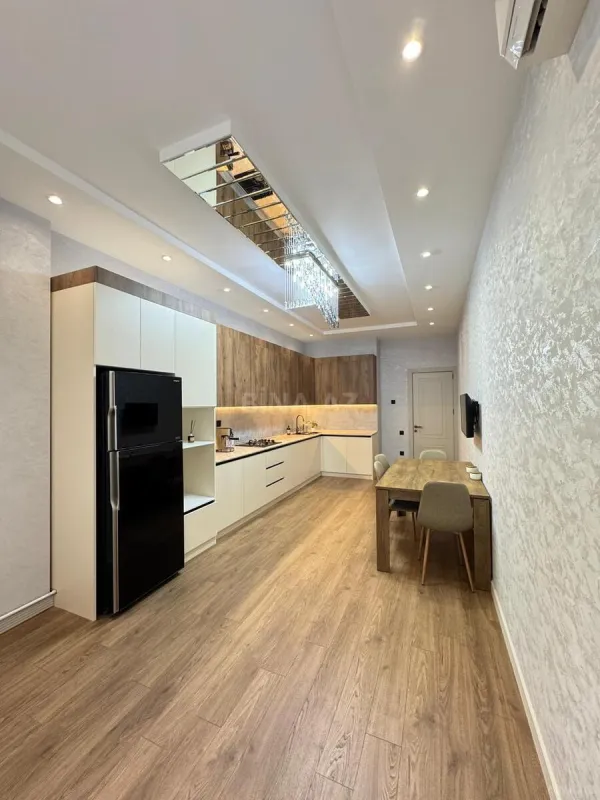 Satılır 2 otaqlı mənzil 135 m²