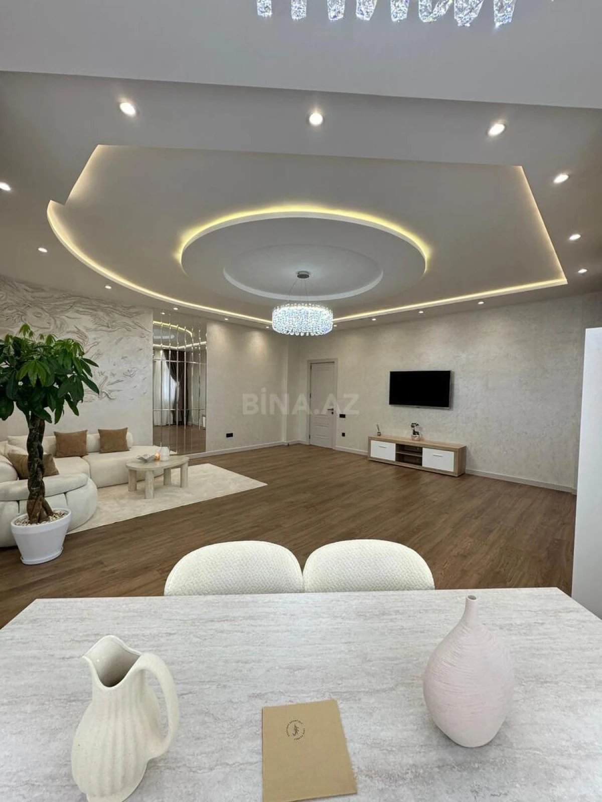 Satılır 2 otaqlı mənzil 135 m²