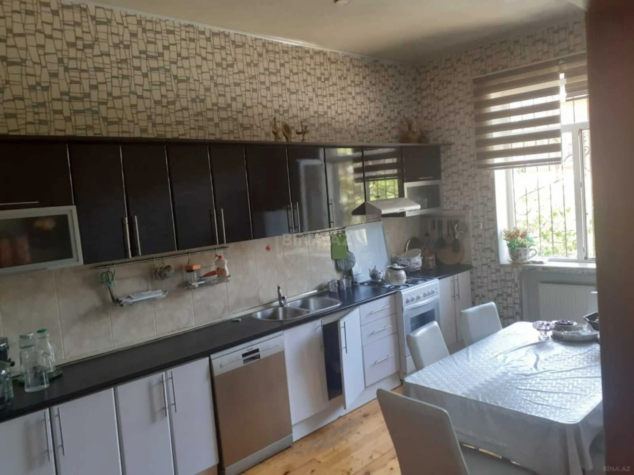 Satılır 6 otaqlı həyət evi 370 m²