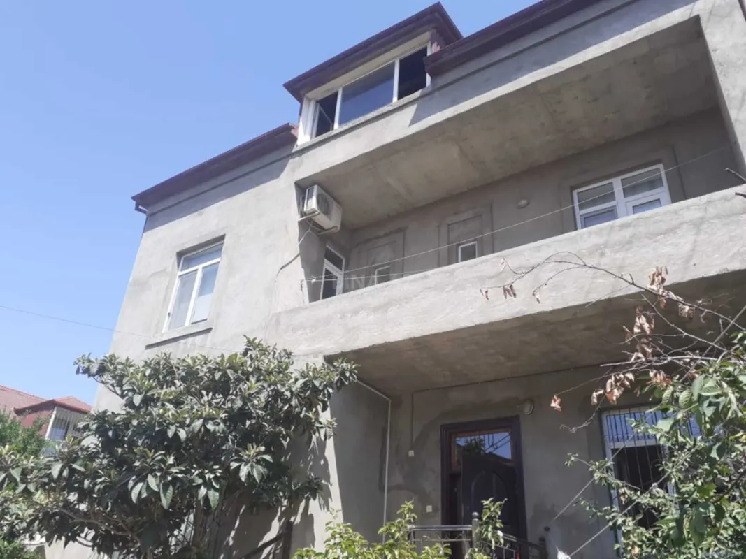 Satılır 6 otaqlı həyət evi 370 m²