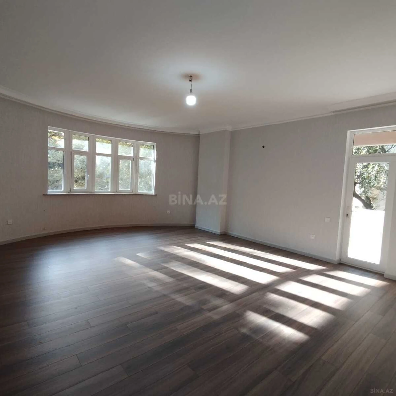 Satılır 4 otaqlı mənzil 178 m²