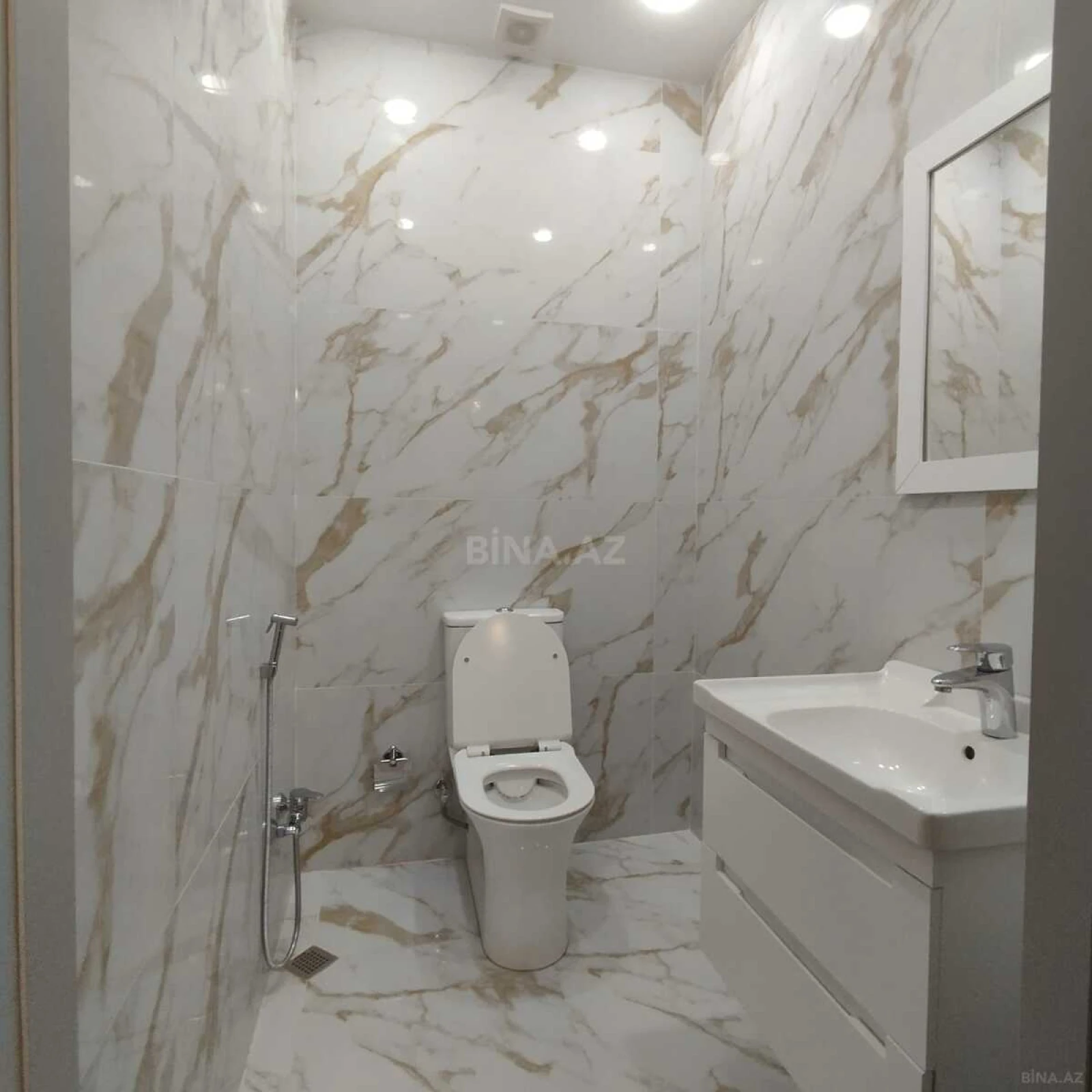 Satılır 4 otaqlı mənzil 178 m²