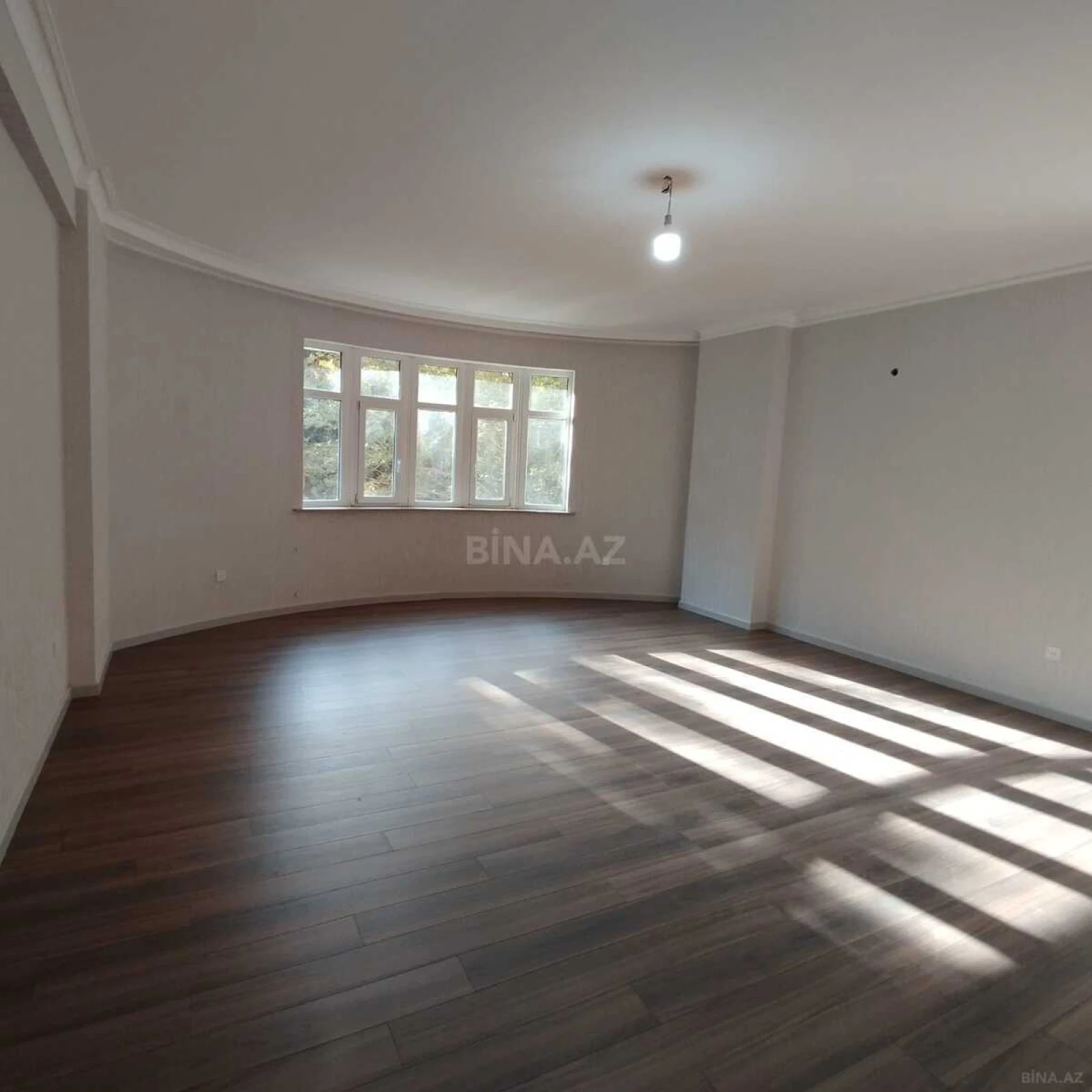 Satılır 4 otaqlı mənzil 178 m²