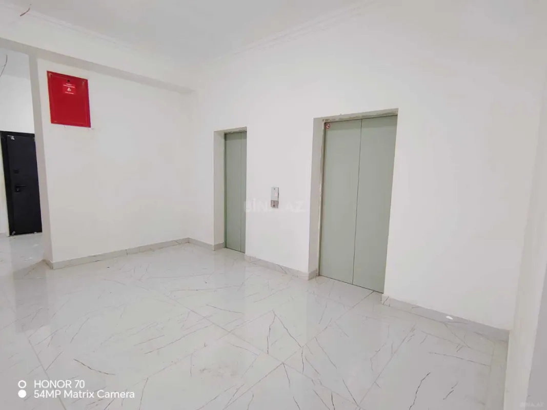 Satılır 4 otaqlı mənzil 135 m²
