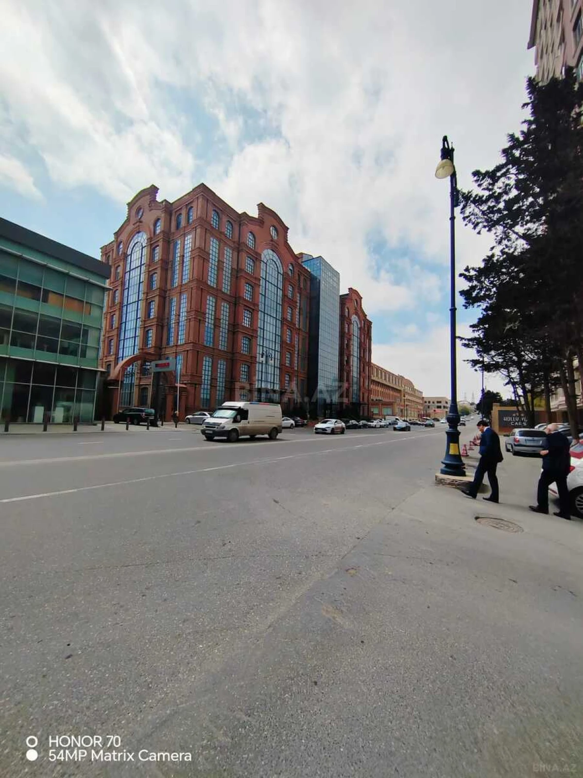 Satılır 4 otaqlı mənzil 135 m²