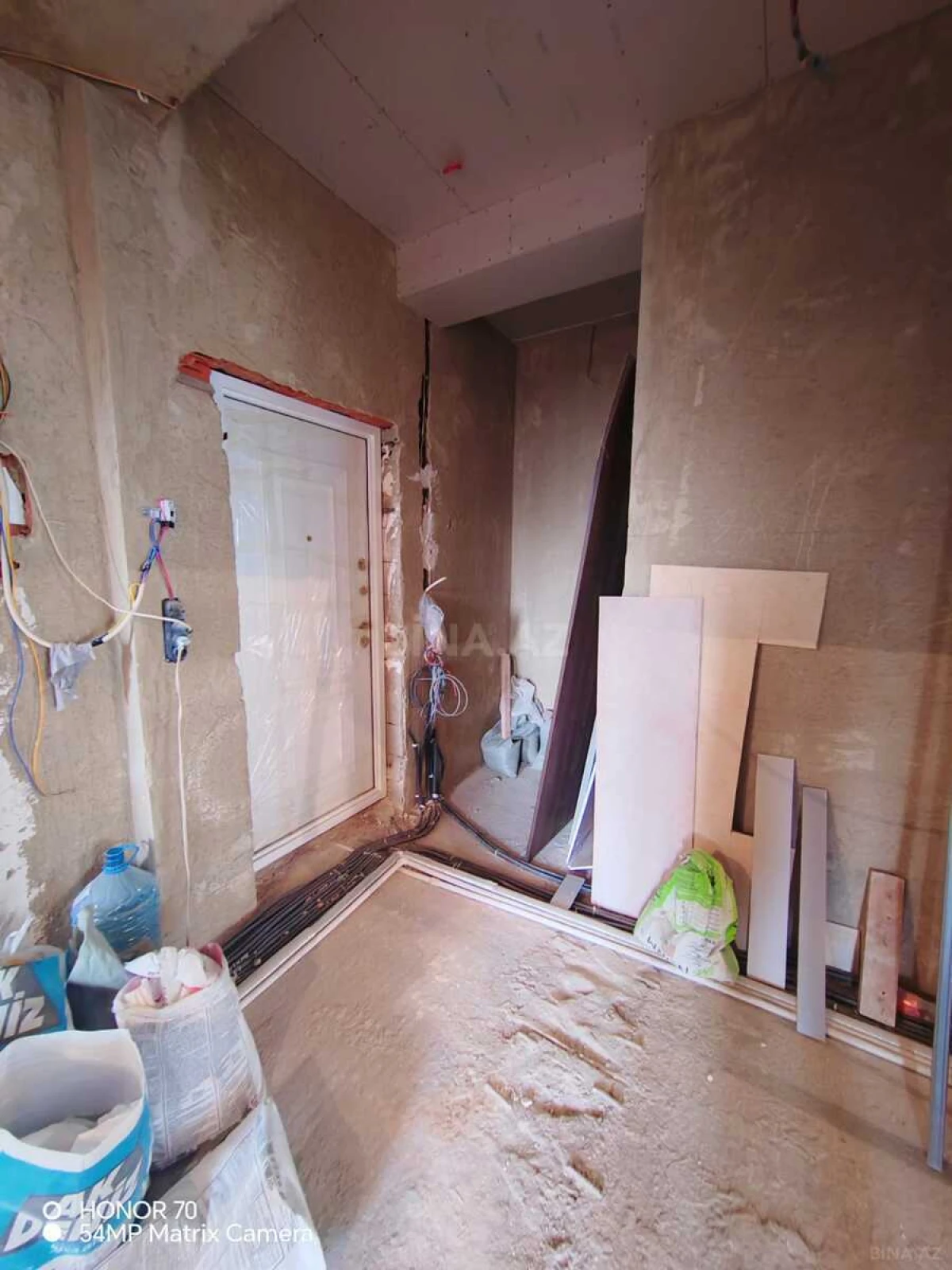 Satılır 4 otaqlı mənzil 135 m²