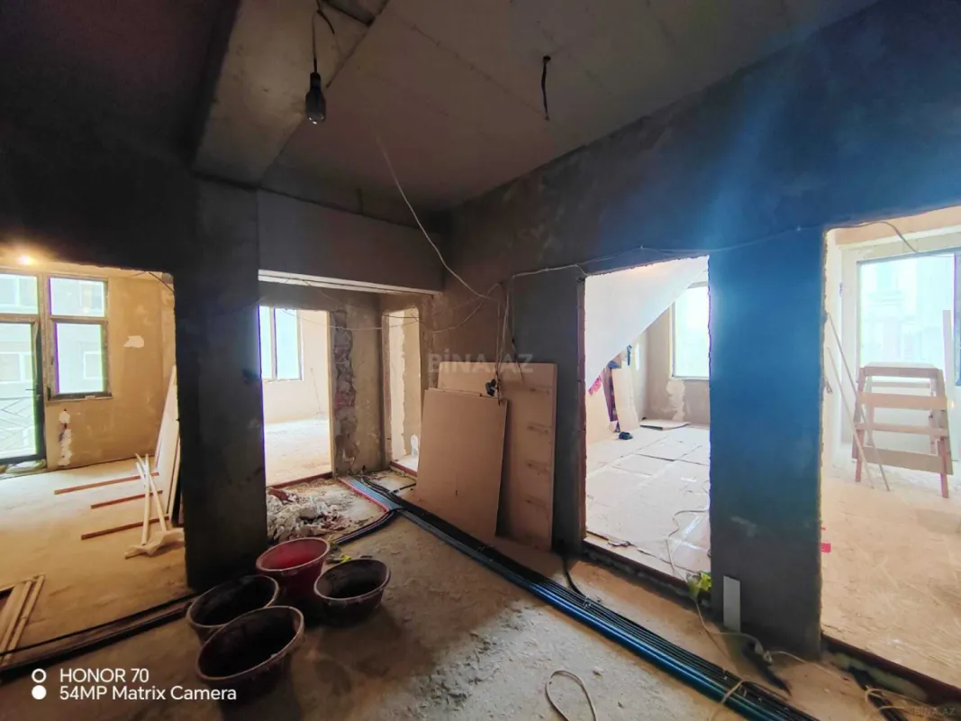 Satılır 4 otaqlı mənzil 135 m²