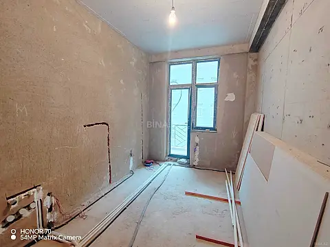Satılır 4 otaqlı mənzil 135 m²