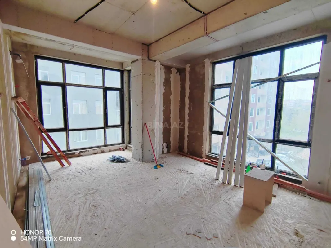 Satılır 4 otaqlı mənzil 135 m²