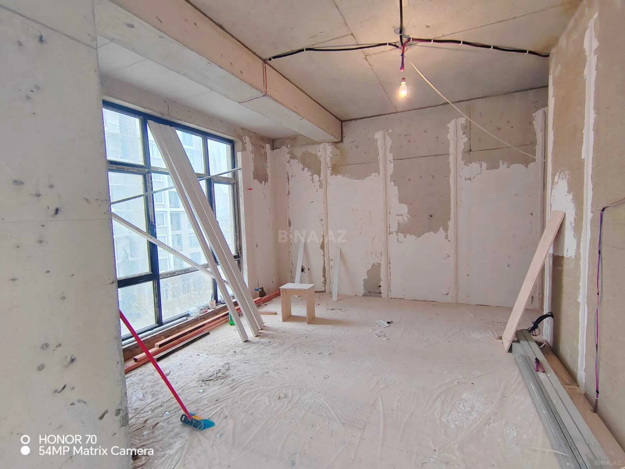 Satılır 4 otaqlı mənzil 135 m²