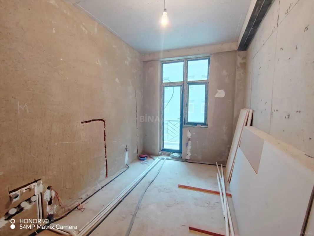 Satılır 4 otaqlı mənzil 135 m²
