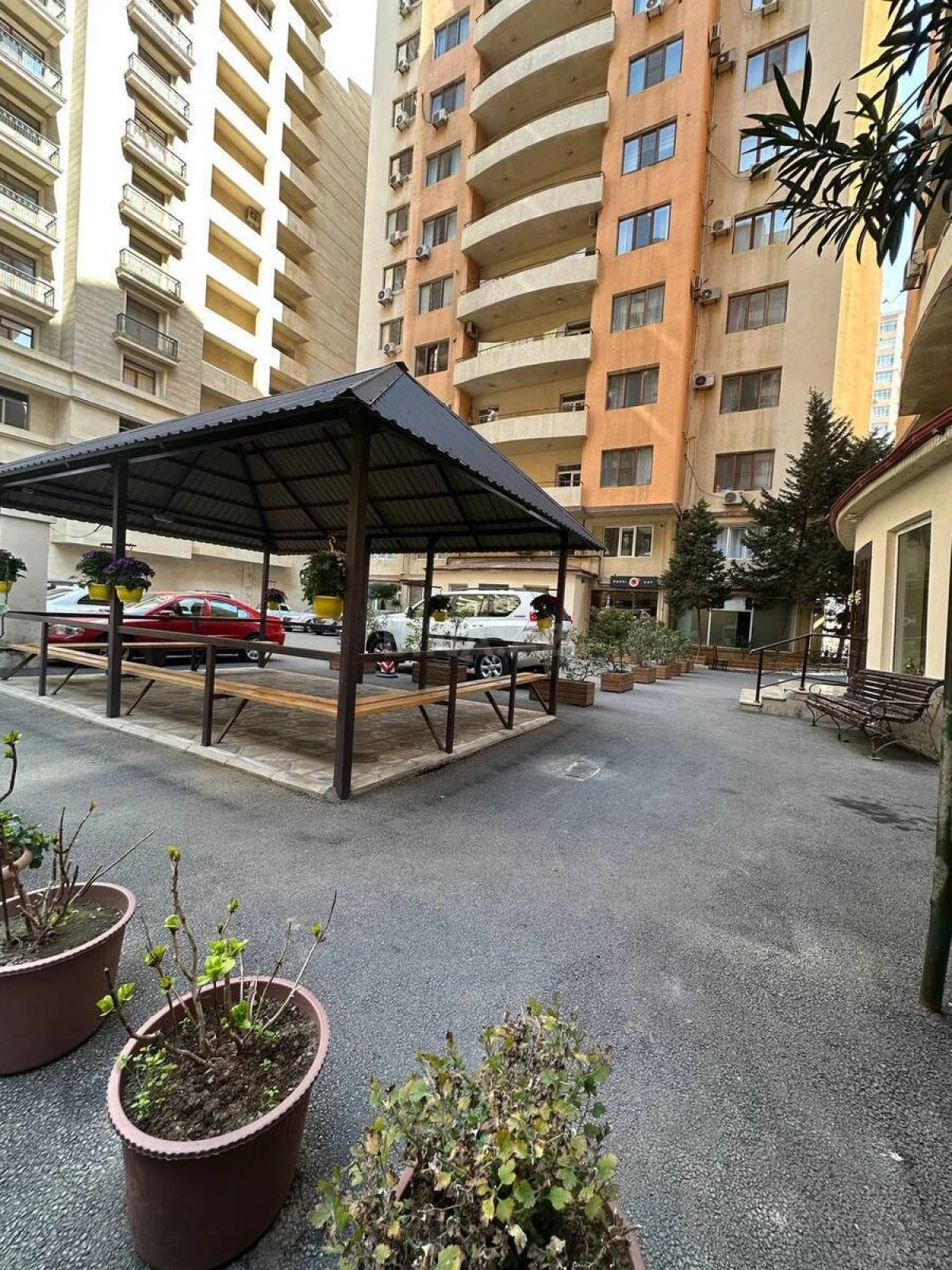 Satılır 4 otaqlı mənzil 240 m²