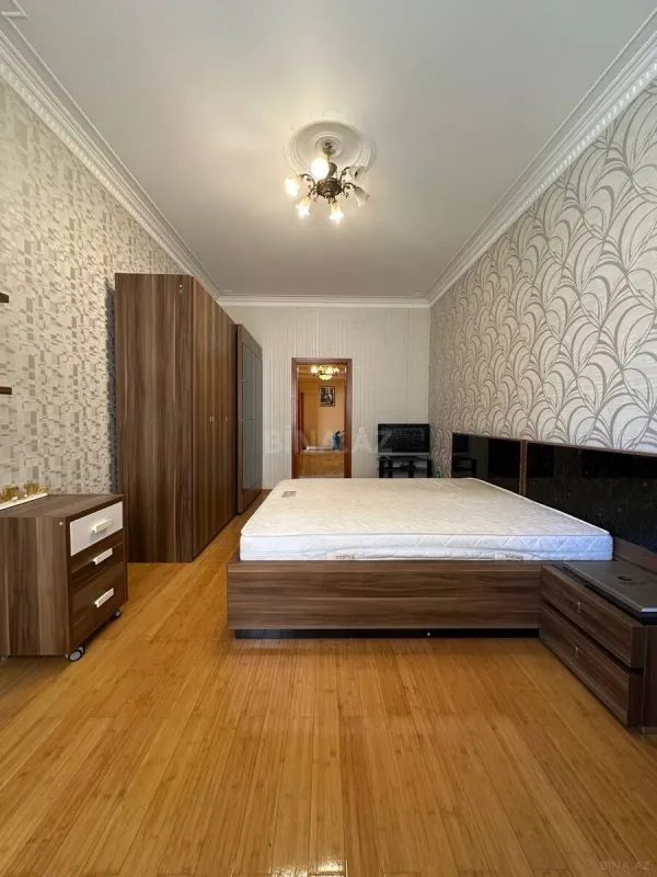 Satılır 4 otaqlı mənzil 240 m²