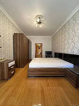 Satılır 4 otaqlı mənzil 240 m²