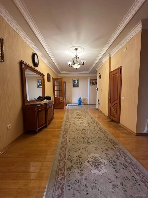 Satılır 4 otaqlı mənzil 240 m²