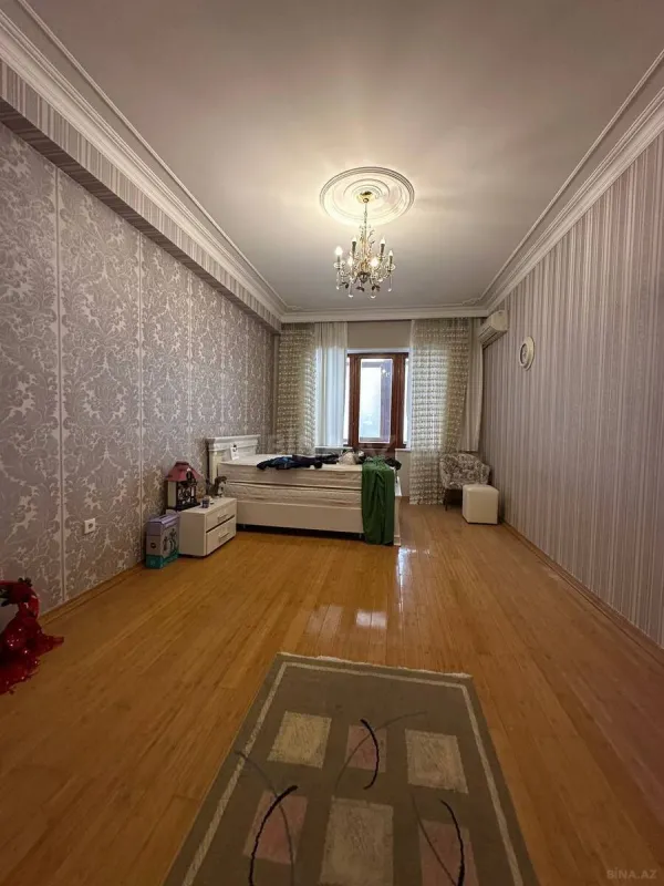 Satılır 4 otaqlı mənzil 240 m²