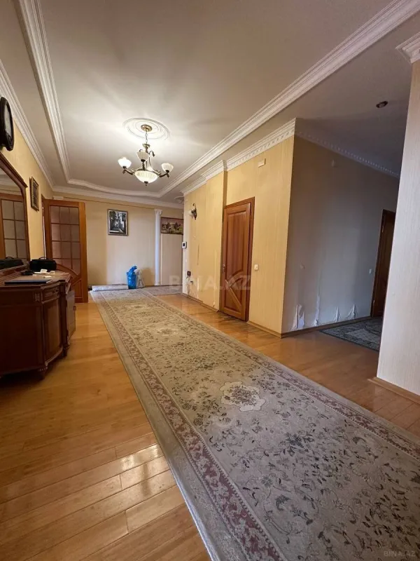 Satılır 4 otaqlı mənzil 240 m²
