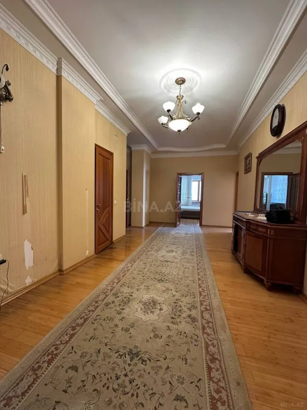Satılır 4 otaqlı mənzil 240 m²