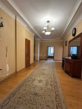 Satılır 4 otaqlı mənzil 240 m²