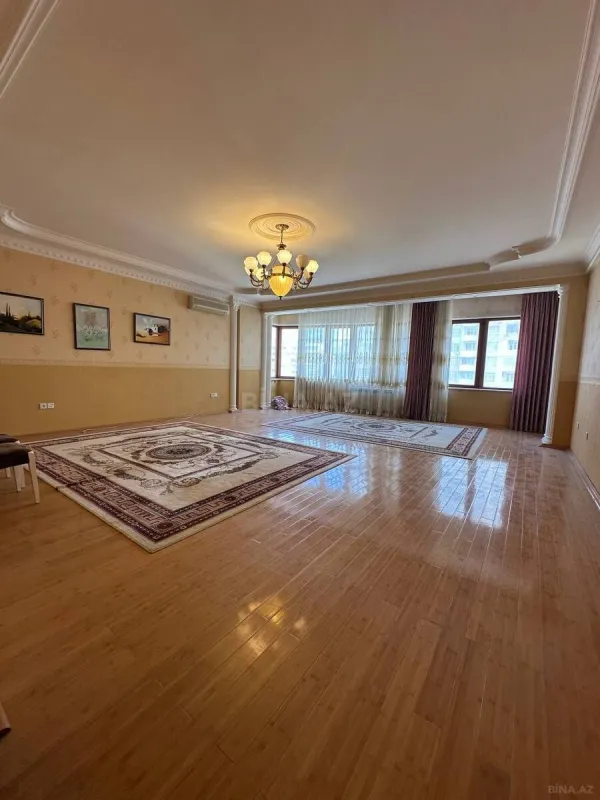 Satılır 4 otaqlı mənzil 240 m²