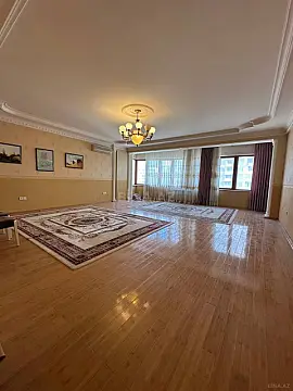 Satılır 4 otaqlı mənzil 240 m²