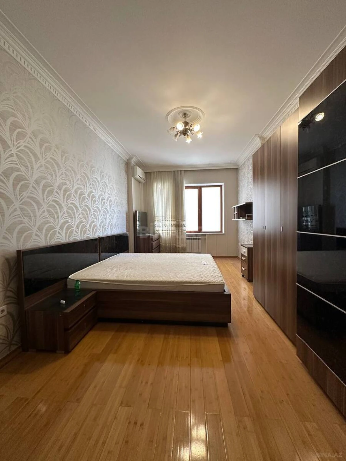 Satılır 4 otaqlı mənzil 240 m²
