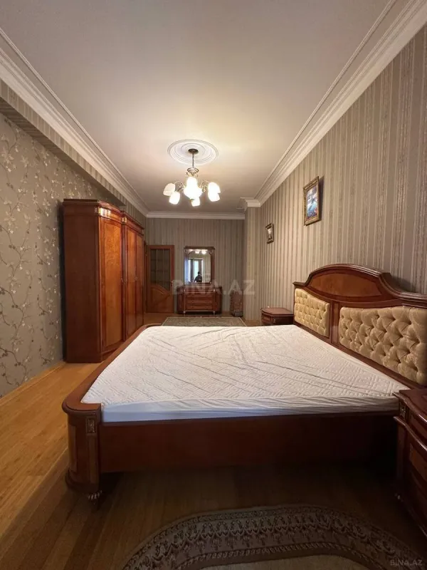 Satılır 4 otaqlı mənzil 240 m²