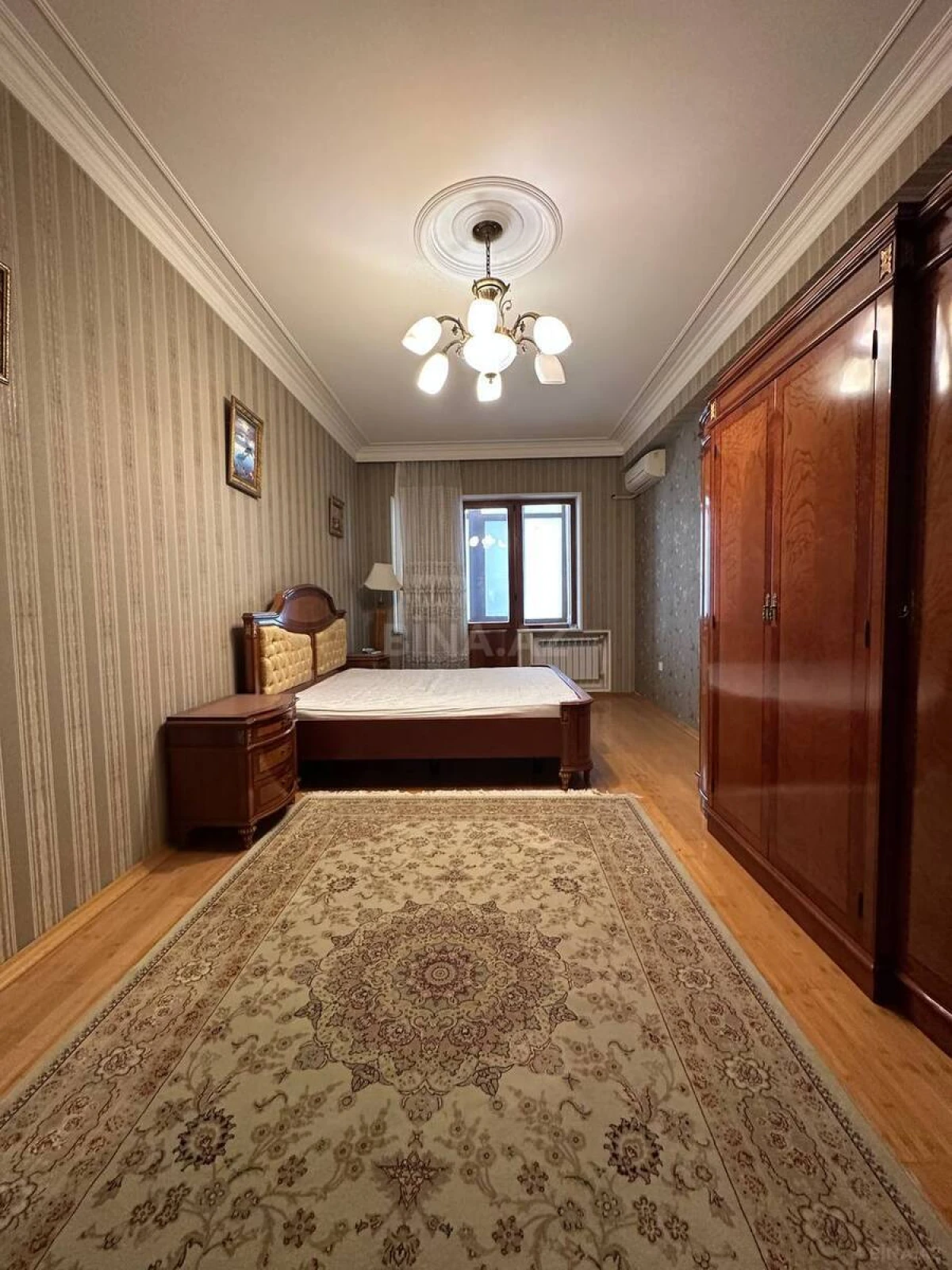 Satılır 4 otaqlı mənzil 240 m²