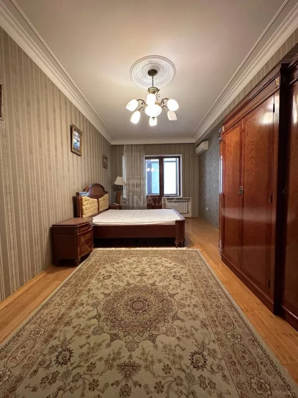 Satılır 4 otaqlı mənzil 240 m²