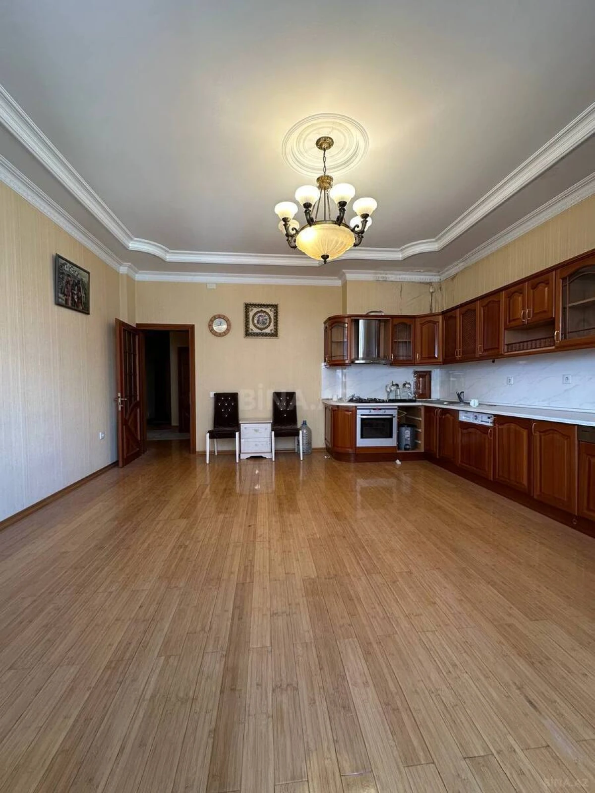 Satılır 4 otaqlı mənzil 240 m²
