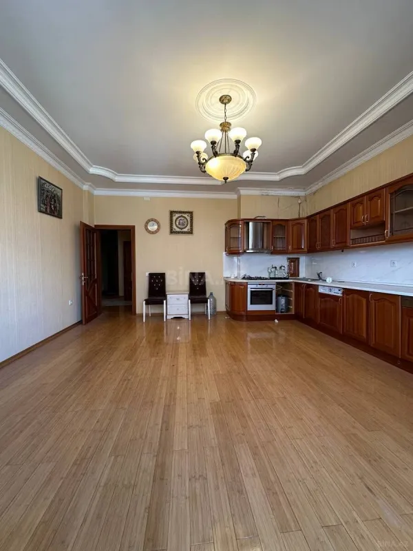 Satılır 4 otaqlı mənzil 240 m²