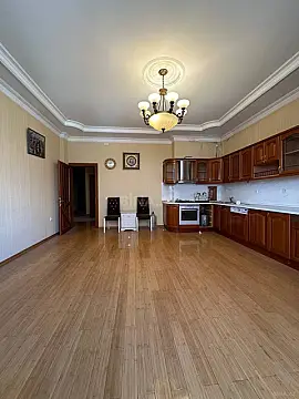 Satılır 4 otaqlı mənzil 240 m²